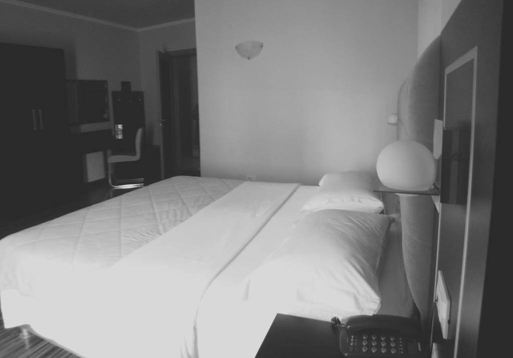 Hotel Nais Beach ドゥラス エクステリア 写真