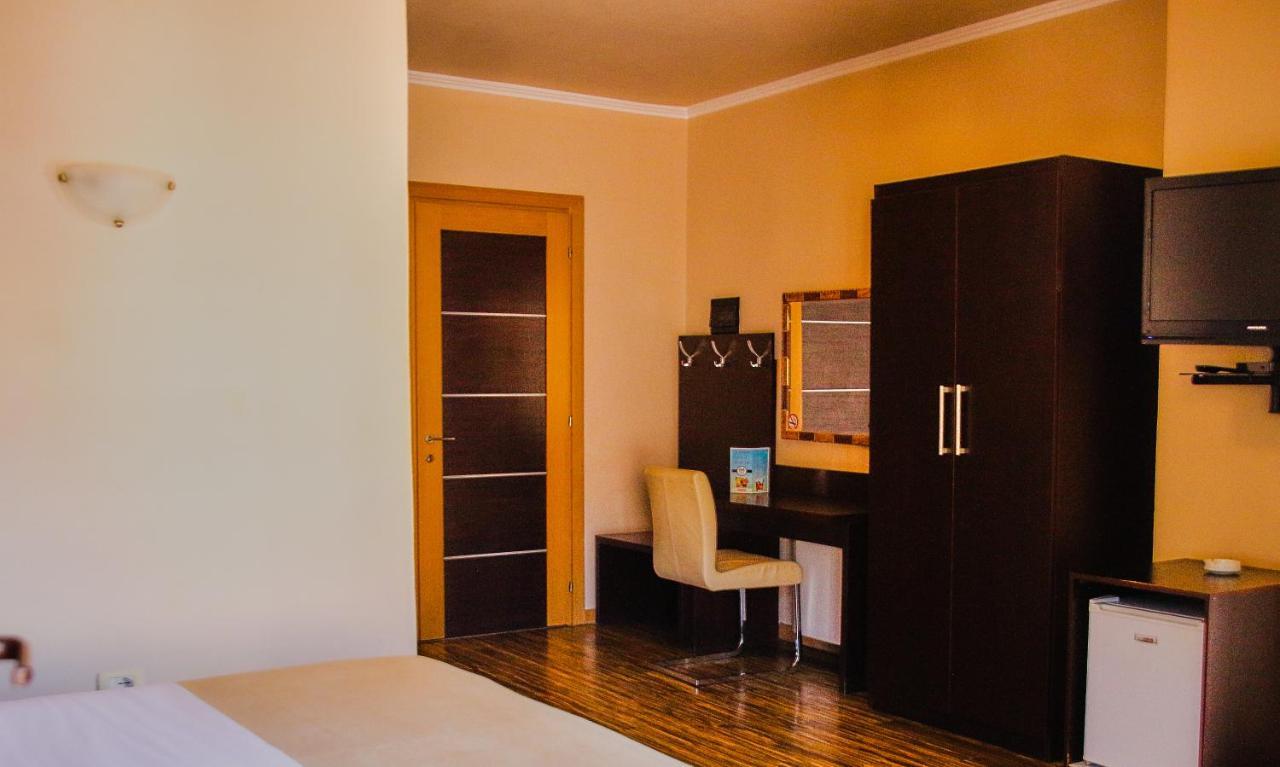 Hotel Nais Beach ドゥラス エクステリア 写真